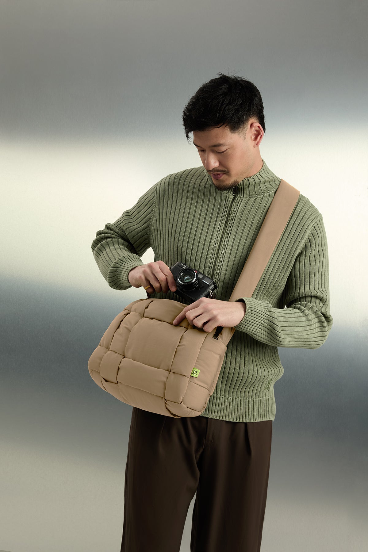 Limited edition camera bag OTEC "Sabbia" on male model
